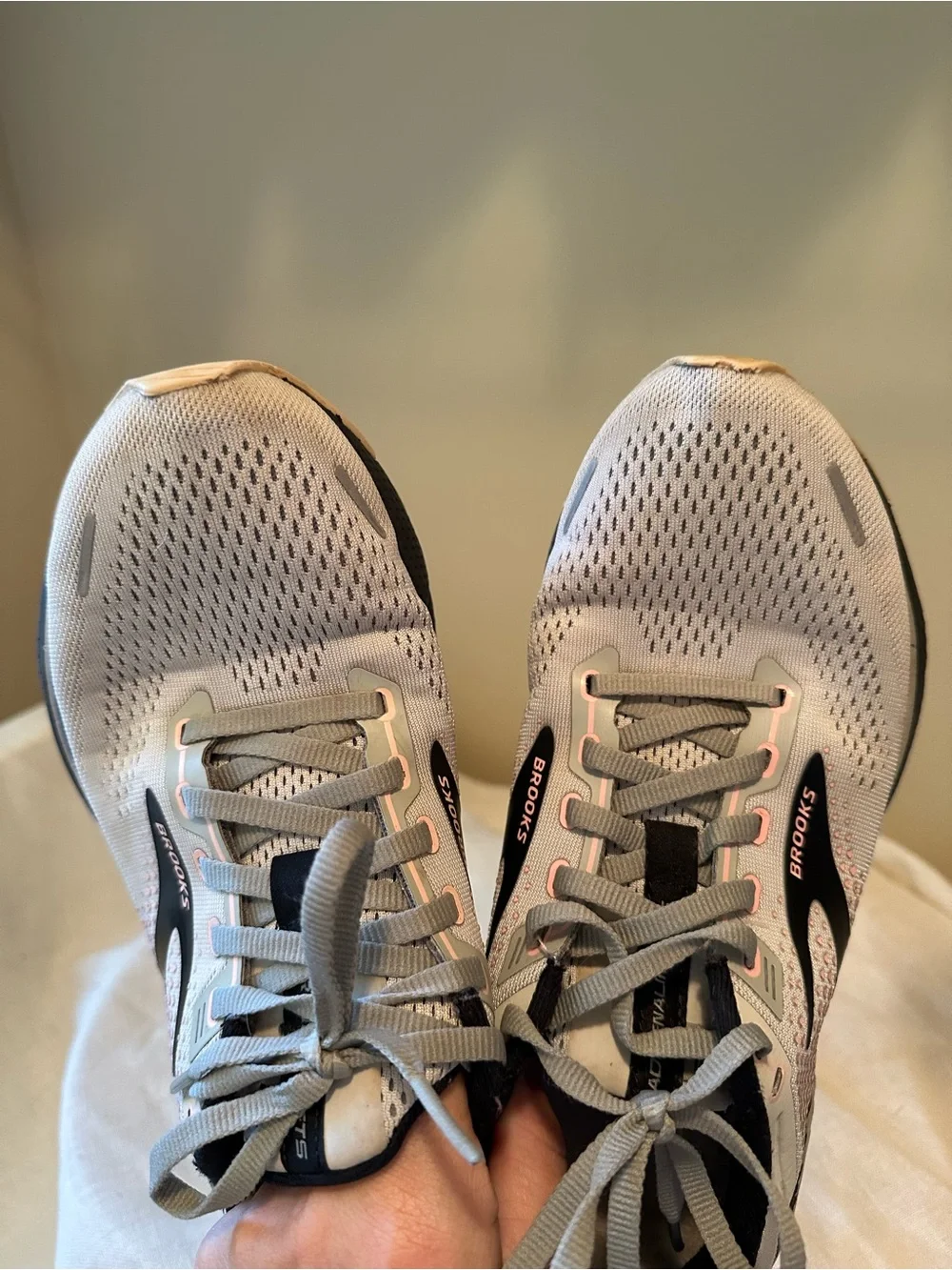 Brooks Adrenaline GTS 22 Women’s Running Shoes Gray Rose 8.5 Athletic Neutral